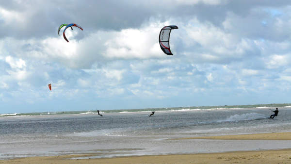 Kiter auf dem Strand am Brouwersdam